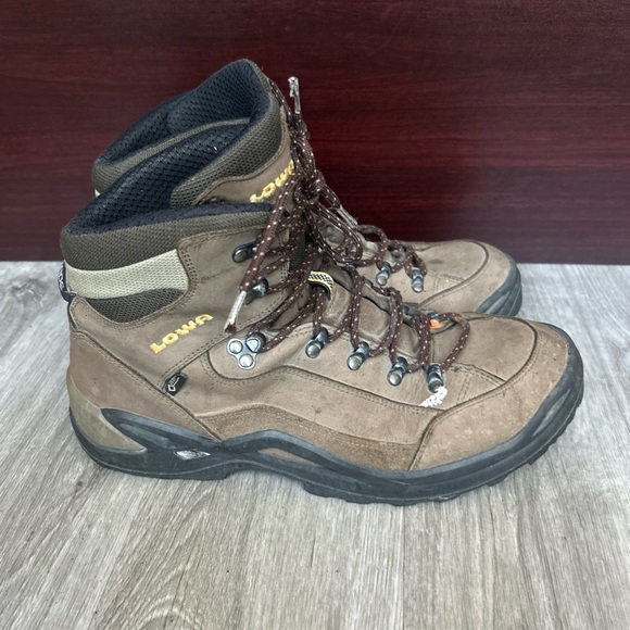 Lowa Men\'s Renegade GTX Waterproof Hunting Hiking Tan and Black Boots